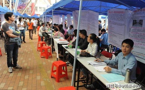 领员工证还要弯腰捡,没有学历,下一份工作再上演的可能性多大