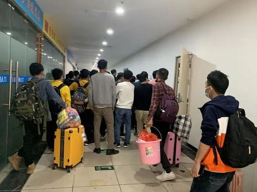 学生暑假涌向工厂流水线 南宁招工热背后的选择与思考